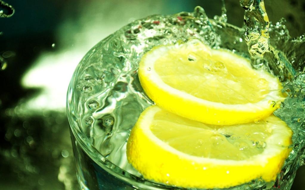 Voda s citronovou šťávou