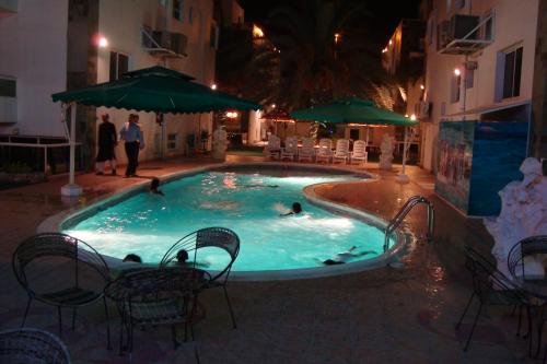 Hotel swimming pool (Шарджа).