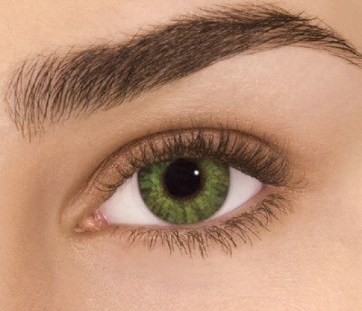 zelené čočky na hnědých očích