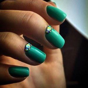 manicure verde con strass per idee di unghie corte