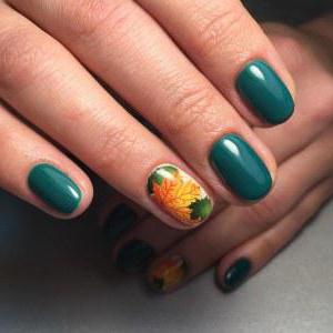 manicure verde con strass