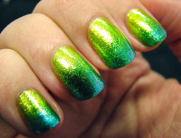 manicure verde con strass per unghie lunghe e corte