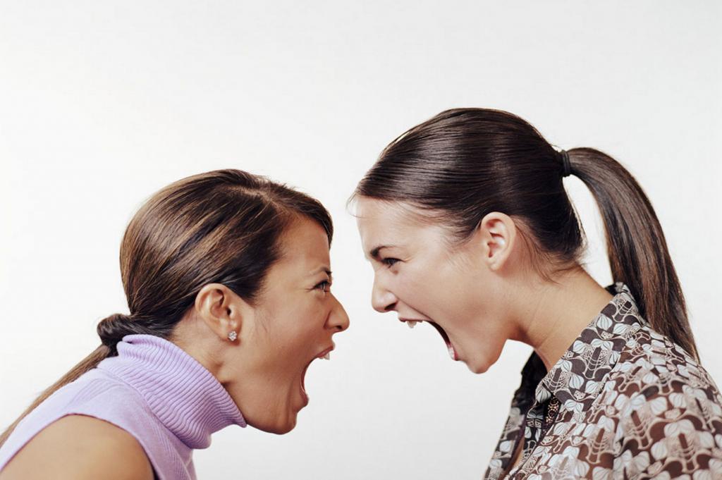 Le donne gridano a vicenda