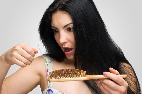 vypadávání vlasů u žen způsobuje