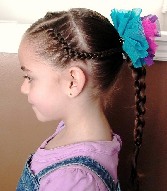 10-letnia krótka fryzura dziewczynki