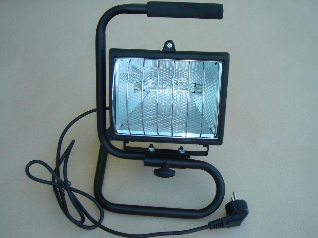 Prenosna halogenska reflektorska svetilka