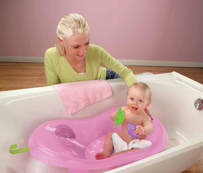 положај новорођенчета у лежаљци за купање