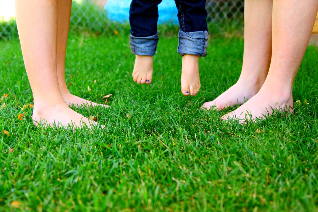 Barefoot na trávě