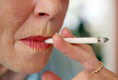 škodo zaradi kajenja na telesu ženske