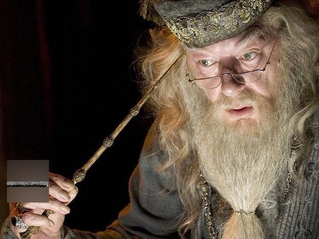Starje štapić u Dumbledoreovim rukama