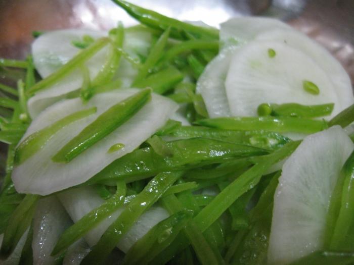 zelený ředkvičkový salát