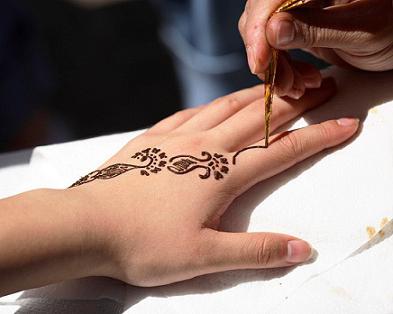 pittura all'henné sulle mani