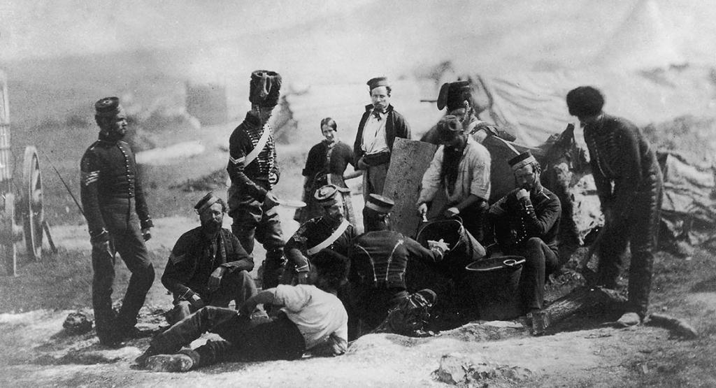 Gli ussari si stanno preparando per la cena, una rara fotografia del periodo della guerra di Crimea del 1853-1856