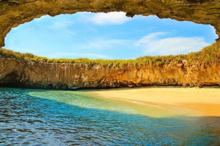 Spiaggia nascosta sulle isole di Marietta in Messico