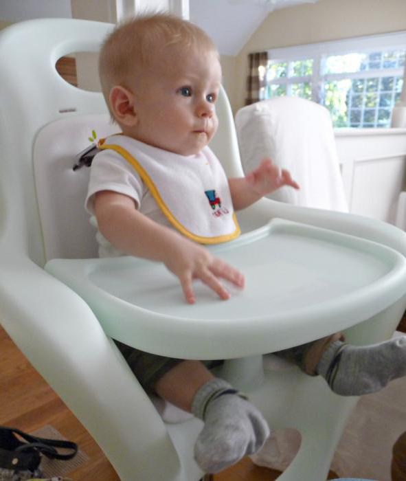 висок стол щастлив бебето Кевин