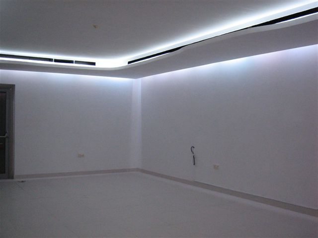 dwupoziomowy sufit z oświetleniem