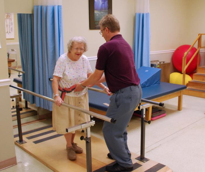 Frattura dell'anca negli anziani, trattamento e riabilitazione