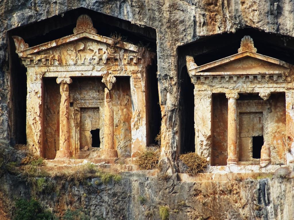 Tempelj v skalah