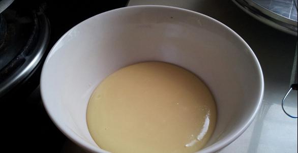 latte condensato in un fornello lento