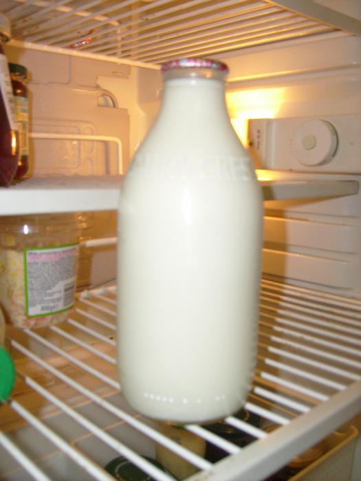 кондензирано мляко в бавната снимка на печка