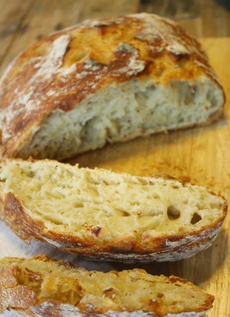 piec domowy chleb w piekarniku