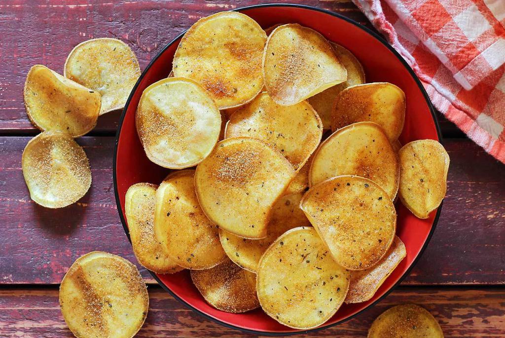 Домашно приготвени картофен чипс.