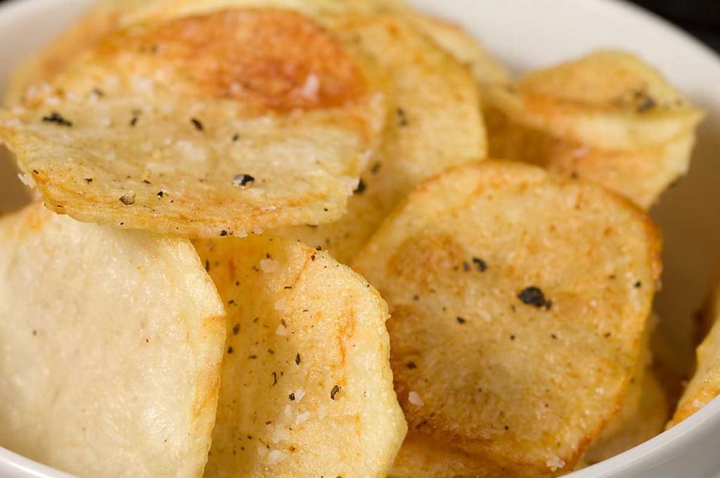 Chipsy ziemniaczane, gotowane w domu.