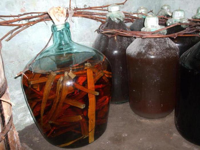 brandy fatto in casa di alcol con prugne secche