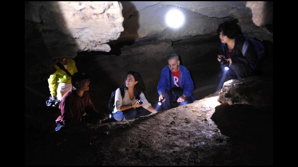 Průzkum jeskyně archeology