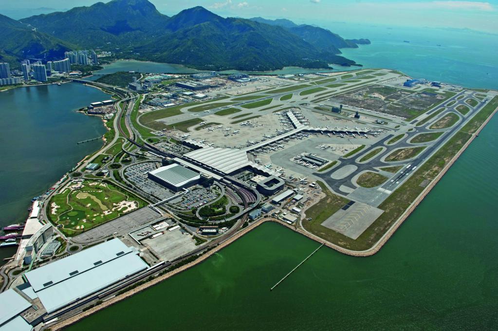 Letecký pohled na letiště v Hong Kongu