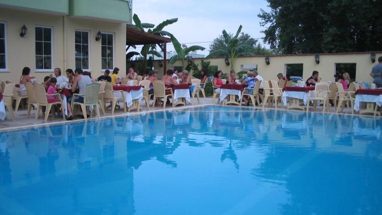 Хотелски базен
