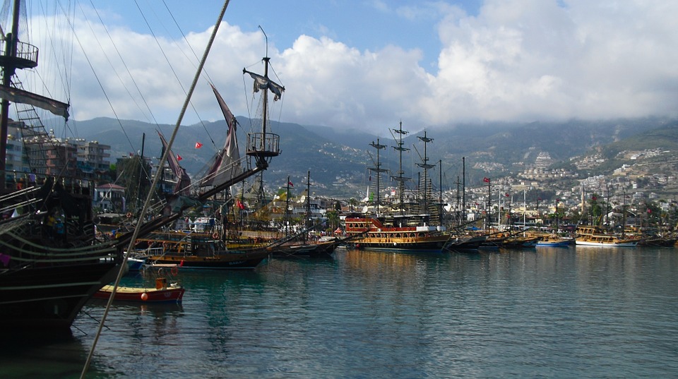 barche a vela d'epoca nel porto di Alanya