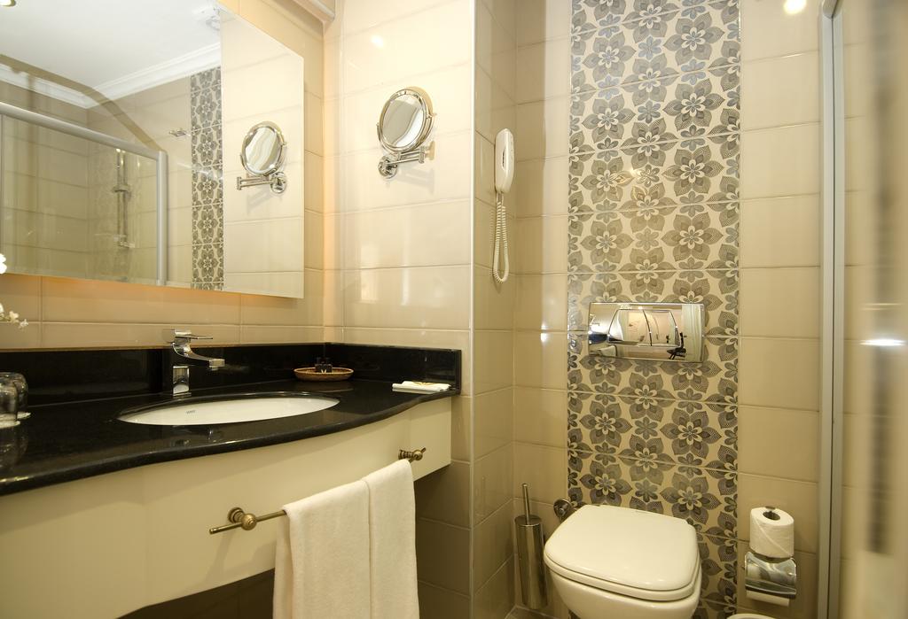 Банята в стаята на известния Aydinbey Resort 5 *