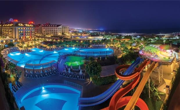 Aquapark v hotelu v noci