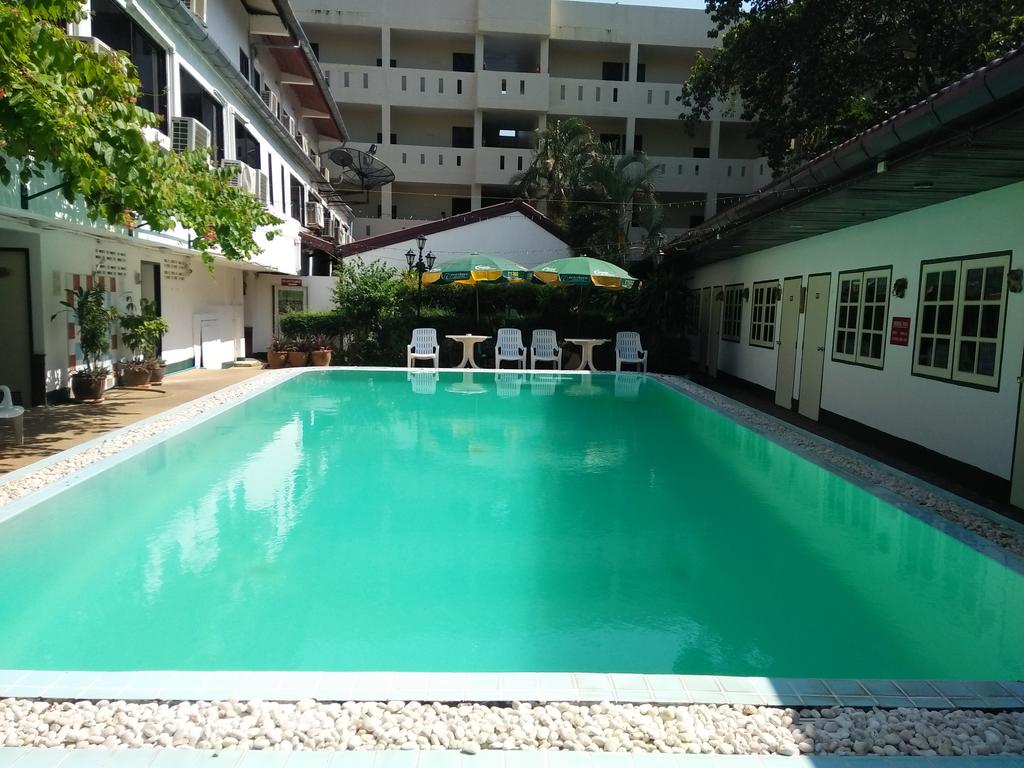 Хотелски басейн