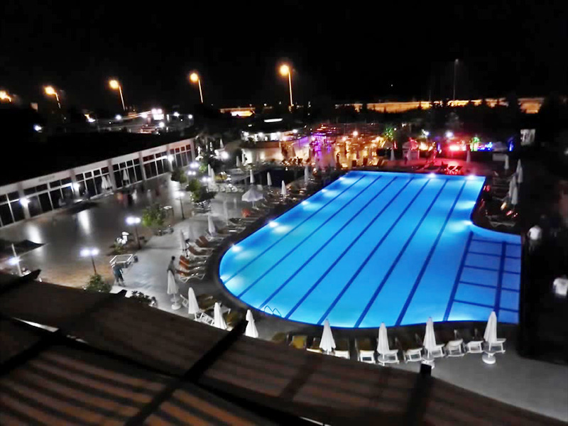 hotelový bazén ve večerních hodinách