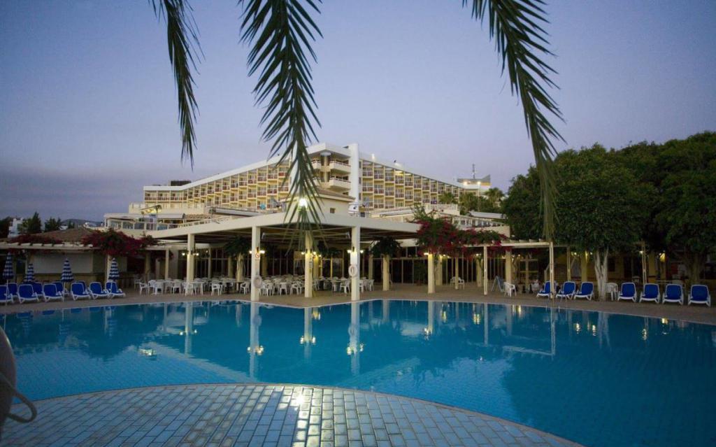 hotel sulla spiaggia di paphos laura