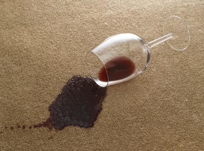 Kako umiti rdeče vino z barvno tkanino