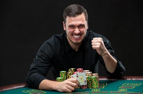L'uomo ama giocare a poker