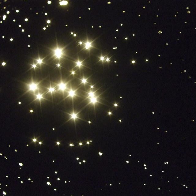 Защо звездите блестят в небето