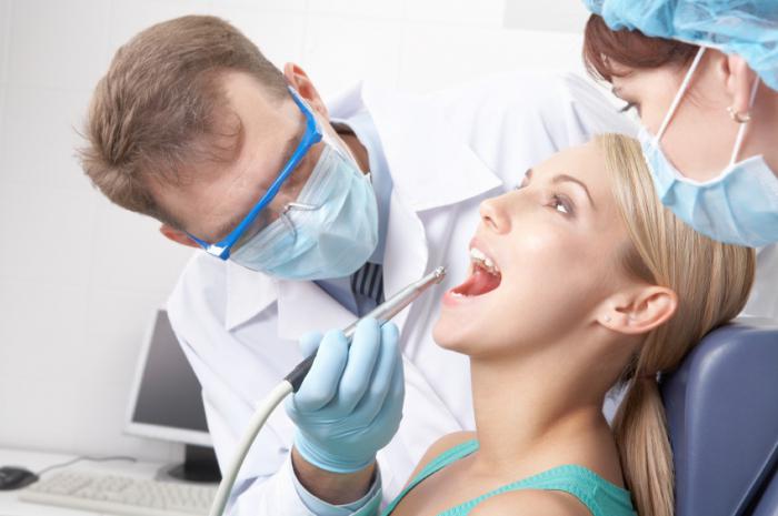 próchnica zębów przednich, jak leczyć