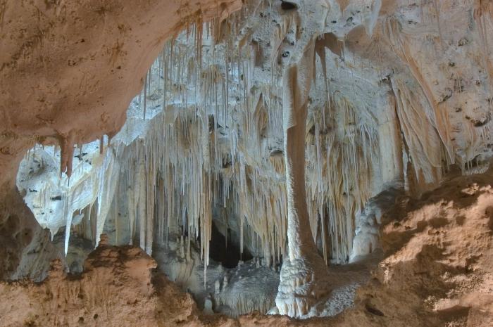 Пещерни сталактити и сталагмити