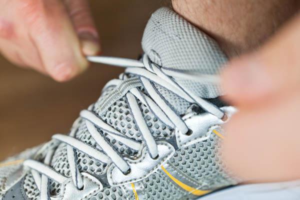 modi per allacciare le scarpe da ginnastica