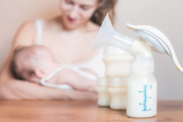 Како изразити мајчино млеко