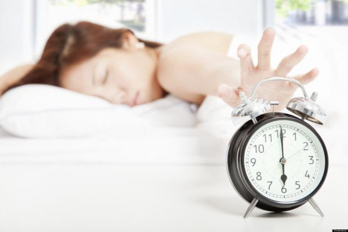 jak nauczyć się budzić się rano