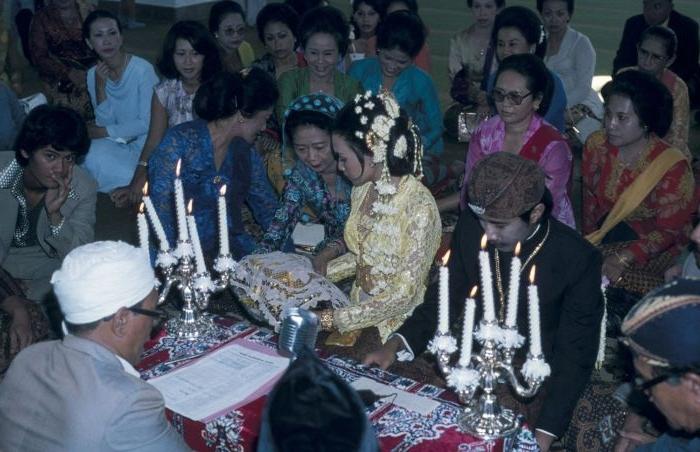 Провеждане на ритуал Nikah.  Подаръците на младоженеца са включени в удостоверението за брак