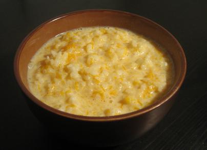 porridge di riso con zucca in un fornello lento