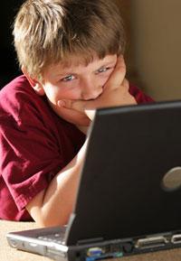 chłopiec przy komputerze