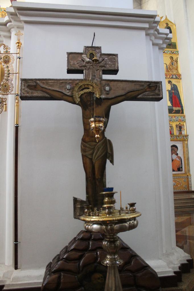 Krucifix v moderní katedrále