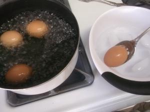 kolik minut vaří vajíčka
